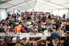 Geordnetes Chaos: die Besucher stürmen das Chnusperhäuschen-Zelt.(Bild: Manuela Jans-Koch, Malters, 10. November 2018)