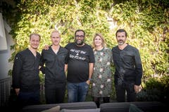 Zwei Stipendiaten des Austauschprogramms, Gaggan Anand, Sarah Caminada, Geschäftsführerin der Fundaziun Uccelin, Andreas Caminada.