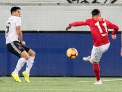 Da ist es um den FCB geschehen: Matteo Tosetti zieht ab und trifft zum 3:2 für Thun (Bild: KEYSTONE/PETER SCHNEIDER)