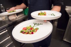 Bitte auflecken! Die Aufforderung auf seinem Teller meint Gaggan ernst: Beim Essen dröhnt dann der gleichnamige Kiss-Song aus allen Boxen und eine Gabel gibt es nie, ein Messer nur im Notfall.
