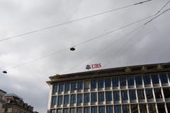 Im Steuerhinterziehungsprozess gegen die UBS in Paris fordert der französische Staat eine Entschädigung von 1,6 Milliarden Euro. Zudem droht weiteres juristisches Ungemach: Die UBS rechnet mit einer Klage durch das US-Justizministerium wegen angeblich fauler Hypothekengeschäfte. Bild: Gaetan Bally/Keystone
