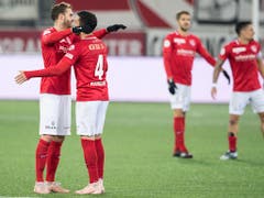 Miguel Rodrigues (rechts) und Roy Gelmi feiern den Sieg gegen den FC Basel (Bild: KEYSTONE/PETER SCHNEIDER)