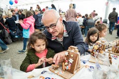 Unterstützung von der Geschäftsleitung: Greta (3, links) und Andreas Hug besprechen ihre Strategie beim Chnusperhäuschen bauen. (Bild: Manuela Jans-Koch, Malters, 10. November 2018)