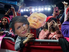 US-Präsident Donald Trump ist bei den Parlamentswahlen vergleichsweise glimpflich davongekommen. Zwar verloren seine Republikaner das Repräsentantenhaus an die Demokraten. Im Senat aber konnten sie ihre Mehrheit halten. Bild: Carolyn Kaster/AP