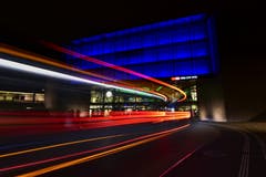 Auch nach Jahren ist die Faszination des Zuger-Bahnhofes mit der Lichtkunst von James Turell ungebrochen. (Bild: Ernst Rohrer (Zug, 9. November 2018))