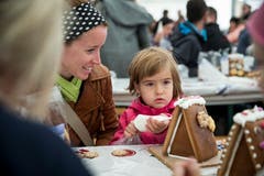 Nadine (links) aus Schattdorf beobachtet ihre Tochter Sara (4) beim Verzieren mit Zuckerguss.(Bild: Manuela Jans-Koch, Malters, 10. November 2018)