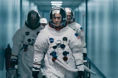 Der Spielfilm «First Man» zeigt Neil Armstrongs Reise zum Mond im Juli 1969 aus nächster Nähe. Ein klaustrophobisches und nervenaufreibendes Drama zwischen Cockpit und Wohnzimmer. Der Film erzählt von all den kleinen Schritten, die nötig waren, um diesen historischen Moment zu erreichen. Hollywoodschauspier Ryan Gosling ist die perfekte Besetzung für die Rolle des in sich verschlossenen Armstrong. Bild: Daniel McFadden/AP