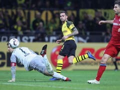 Die Entscheidung im Spitzenspiel: Der Spanier Paco Alcacer bezwingt Bayerns Keeper Manuel Neuer und schiesst Dortmund zum 3:2-Sieg (Bild: KEYSTONE/EPA/FRIEDEMANN VOGEL)