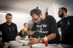 Wortreich beschreibt Gaggan bei jedem Gang seine Philosophie: Anhand der grünen Flasche (Curryblätter-Öl) und der orangefarbene Flasche (Chili) erklärte er die Grundlagen der indischen Küche.