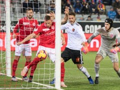 Die vielleicht entscheidende Szene: Der Schiedsrichter anerkennt das vermeintliche 3:1 des FC Basel nicht (Bild: KEYSTONE/PETER SCHNEIDER)