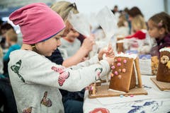 Hauptsache viel Zuckerguss: Lisa (10) aus Altdorf verwendet ihr liebstes Bau-Instrument. (Bild: Manuela Jans-Koch, Malters, 10. November 2018)