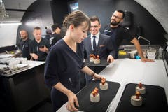 Das Serviceteam von Schloss Schauenstein serviert Gaggan Anand's Chiliwaffeln.