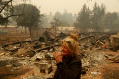 Eine Anwohnerin in den Ruinen ihres Hauses. Sie blieb auf ihrem Grundstück, um ihre 14 Pferde zu beschützen. Sie überlebten. (Bild: John Locher/AP (Paradise, 9. November 2018)