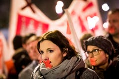 Die Ungültigerklärung der Moutier-Abstimmung sorgt für neuen Zündstoff im Jura-Konflikt. Die Proberner sehen den Rechtsstaat gestärkt, die Separatisten stehen unter Schock und wollen den Entscheid ans bernische Verwaltungsgericht und nötigenfalls ans Bundesgericht weiterziehen. Bild: Jean-Christophe Bott/Keystone