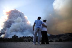 Zwei Anwohner beobachten die Rauchwolken der Brände in Malibu. (Bild: Mike Nelson/AP, 9. November 2018))