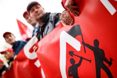 Der Schweizerische Baumeisterverband (SBV) will im Arbeitskonflikt um den neuen Landesmantelvertrag noch einmal seine Basis befragen. Bei der 18. Verhandlungsrunde zwischen Gewerkschaften und SBV bestätigte Letzterer seine Bereitschaft, die Frührente 60 ab sofort zu sanieren. Am Dienstag streikten schweizweit über 16000 Bauarbeiter. Bild: Valentin Flauraud/Keystone