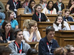 Teilnehmerinnen und Teilnehmer an der Jugendsession am Samstag im Nationalratssaal in Bern. (Bild: Keystone/PETER SCHNEIDER)