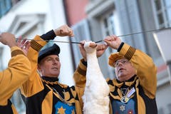 Die Ursprünge des traditionellen Gansabhauet sind nicht genau bekannt. Fest steht lediglich, dass der Brauch um 1820 aus Sursee verschwand, aber bereits 43 Jahre später wieder zum Leben erweckt worden ist. (Bild: Pius Amrein (Sursee, 11. November 2018))