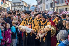 Jahr für Jahr zieht der Anlass zahlreiche einheimische und auswärtige Schaulustige an. (Bild: Pius Amrein (Sursee, 11. November 2018))