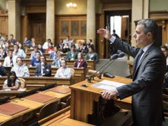 Bundesrat Ignazio Cassis spricht an der Jugendsession am Samstag im Nationalratssaal in Bern. (Bild: Keystone/PETER SCHNEIDER)