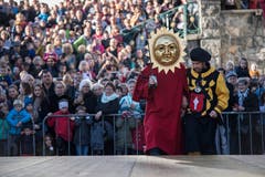 Denn sehen können die Schläger nichts – ihre Augen sind verbunden, auf dem Kopf sitzt eine Sonnenmaske, um die Schultern ein roter Mantel. Nach einem gehörigen Schluck Wein und einigen Umdrehungen sind die Freiwilligen deshalb orientierungslos. (Bild: Pius Amrein (Sursee, 11. November 2018))