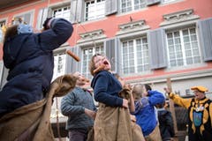 Wie immer herrschte in der Altstadt von Sursee Volksfeststimmung. Neben der Hauptattraktion erfreuten sich die Kinder und Jugendlichen am Stangenklettern, Sackhüpfen und Grimassenschneiden. (Bild: Pius Amrein (Sursee, 11. November 2018))