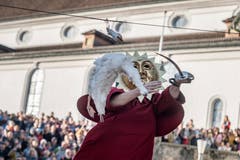 Gansabhauet auf dem Rathausplatz in Sursee. Auf dem Bild zu sehen ist Nick Bürli aus Sursee, welcher die zweite Gans mit dem ersten Schlag vom Drahtseil holte. (Bild: Pius Amrein (Sursee, 11. November 2018))