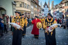 Dicht gedrängt und gespannt warteten Jung und Alt, bis der erste Schläger pünktlich um 15.15 Uhr auf die Bühne schritt. Vorher wurden die beiden aufzuhängenden Gänse feierlich auf das Podest vor dem Rathaus gebracht. (Bild: Pius Amrein (Sursee, 11. November 2018))