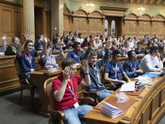 Jugendliche an der Jugendsession am Samstag im Nationalratssaal in Bern. (Bild: Keystone/PETER SCHNEIDER)