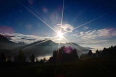Spät nachmittags zwischen Glaubenberg und Finsterwald: Die Sonne neigt sich nach einem prächtigen Herbsttag dem Horizont entgegen; der Nebel aus dem Tal aber steigt höher und höher... (Bild: Heinz Schürmann (9. November 2018))