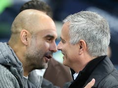 Sie stehen für verschiedene Spielphilosophien: Pep Guardiola (links) und José Mourinho. Am Sonntag war Guardiola der Sieger im Duell der iberischen Gurus (Bild: KEYSTONE/EPA/NIGEL RODDIS)
