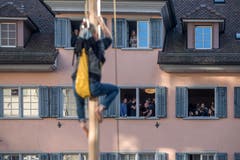 Wie immer herrschte in der Altstadt von Sursee Volksfeststimmung. Neben der Hauptattraktion erfreuten sich die Kinder und Jugendlichen am Stangenklettern, Sackhüpfen und Grimassenschneiden. (Bild: Pius Amrein (Sursee, 11. November 2018))