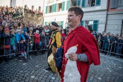 Er hat die erste Gans gewonnen: Adrian Rutz aus Nottwil. (Bild: Pius Amrein (Sursee, 11. November 2018))