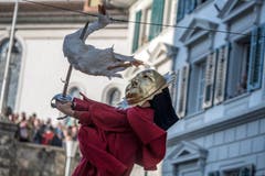 Nicht so einfach wie es aussieht: Üblicherweise braucht es bis zu 20 Schläge, bis die Gans herunterfällt. Nicht so aber am Sonntag: Nach nur drei Hieben respektive einem Hieb war die Gans abgehauen. (Bild: Pius Amrein (Sursee, 11. November 2018))