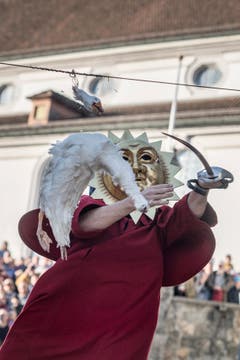 Gansabhauet auf dem Rathausplatz in Sursee. Auf dem Bild zu sehen ist Nick Bürli aus Sursee, welcher die zweite Gans mit dem ersten Schlag vom Drahtseil holte. (Bild: Pius Amrein (Sursee, 11. November 2018))