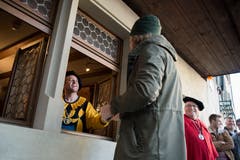 Die Reihenfolge der Schläger wird im Vorfeld durch das Los bestimmt. Die Ziehung findet immer beim Diebenturm statt. (Bild: Pius Amrein (Sursee, 11. November 2018))