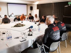 Vladimir Petkovic erläutert Schweizer Sportjournalisten die aktuelle Situation. (Bild: KEYSTONE/TI-PRESS/ALESSANDRO CRINARI)