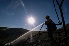 Ein Feuerwehrmann bei Löscharbeiten im Hügelland im westlichen Kalifornien. (Bild: Eugene Garcia, 11. November 2018)