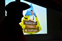 Christian Limacher schaut sich seinen eigenen Film zur Motto-Präsentation an.