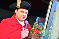 Christian I. Limacher lädt die Besucher der Präsentation ins Pfarreizentrum ein. (Bilder Markus von Rotz (Alpnach, 11. November 2018))