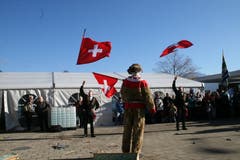 Die jungen Älpler als Fahnenschwinger haben gut geübt.