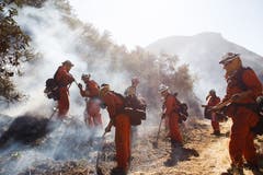 Feuerwehrmänner bei der Brandbekämpfung im Hügelland im westlichen Kalifornien. (Bild: Eugene Garcia, 11. November 2018)