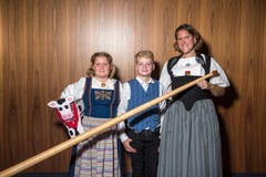 Sie gaben dem Startanlass mit ihrem Alphornspiel einen schönen Rahmen: Lina, Sämi und Claudia Klein aus Mosen. Sämi und seine Mutter sind für die LZ-Weihnachtsaktion auch schon öffentlich aufgetreten. (Bild: Dominik Wunderli (Luzern, 13. November 2018))
