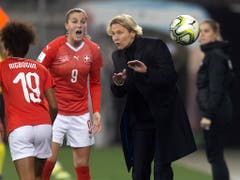 Martina Voss-Tecklenburg gibt ein letztes Mal Anweisungen an die Schweizer Spielerinnen. (Bild: KEYSTONE/MELANIE DUCHENE)