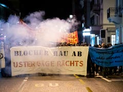 «Blocher hau ab»: Die Demonstranten in Uster ZH störten sich vor allem daran, dass Christoph Blocher in seiner Rede zum Landesstreik dem Militär dankte. (Bild: KEYSTONE/CHRISTIAN MERZ)