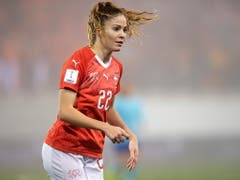 Luana Bühler beobachtet eine Spielszene. (Bild: KEYSTONE/EPA KEYSTONE/MELANIE DUCHENE)