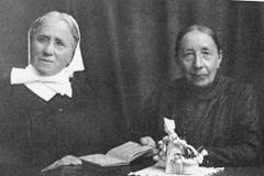 Katharina Vetsch (rechts) mit ihrer Hausgenossin Schwester Maria Sonderegger, mit der sie nach dem Tod ihrer Mutter zusammenlebte. (Bild: Archiv Kulturkommission Grabs)