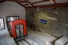 Die neue Kabine der Mühleggbahn in der Talstation. Das Ortsschild Bangor gehört zu einer Kunstaktion, die daran erinnern soll, dass der Stadtheilige Gallus aus dem irischen Bangor stammen soll. (Bilder: Raphael Rohner - 13. November 2018)