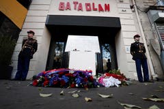 Gedenktafel und Blumen erinnern an das Massaker im Pariser Konzertlokal «Bataclan». Am Dienstag, 13. November 2015 starben durch die Terrorattacken in und um das Konzertlokal insgesamt 130 Menschen. (Bild: Benoit Tessier/EPA (Paris, 13. November 2018))
