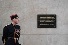Die Gedenktafel für die Opfer der Attacke beim Stade de France. (Bild: Philippe Lopez/EPA (Paris, 13. November 2018))